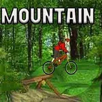 Cyklist i rød trøje og hjelm kører på en orange mountainbike over en rampe i en skov