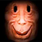 Et surrealistisk og forvrænget ansigt med et stort smil og mørke, hulagtige øjne mod en sort baggrund