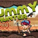 Tegneseriefigur med rødt hår, bevæbnet med et gevær, foran en arena med ørkenbaggrund og teksten MUMMY HUNTER i store grønne bogstaver