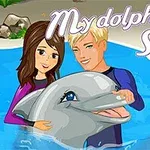 To personer i vandet sammen med en smilende delfin