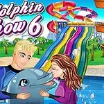 To mennesker og en delfin i en pool med farverige vandrutsjebaner og palmer i baggrunden