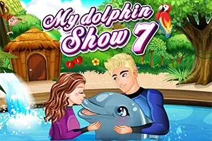 To mennesker står ved en pool og krammer en delfin, omgivet af frodig vegetation og stråtækte hytter