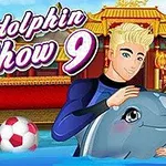En ung mand i en våddragt holder om en delfin i en pool, med en bold ved siden af og orientalsk arkitektur i baggrunden