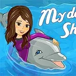 En tegning af en kvinde, der svømmer med en delfin i blåt vand, med teksten My Dolphin Show skrevet ved siden af