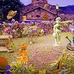 En farverig have med en stenstatue, blomster, og forskellige genstande spredt omkring som en vandkande, hatte og urner
