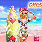 En blond kvinde i blomsterkjole og blomsterkrans står på stranden med et surfbræt ved siden af teksten DRESS UP!