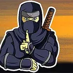 En tegneserie-ninja klædt i sort med et sværd på ryggen gør en stillegestus foran en solnedgang