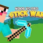 En tegneseriefigur i blokstil holder en lyseblå hakke foran grønne marker med teksten Noob vs Pro Stick War ovenfor