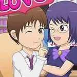 To animefigurer, en mand og en kvinde, sidder tæt sammen på en stol foran en computer, med et stort lyserødt LOVE skilt hængende over dem