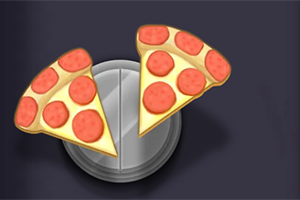 To stykker pepperonipizza på en rund, grå tallerken med en mørk baggrund
