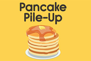 En stak pandekager med sirup og smørklat på en tallerken foran en gul baggrund med teksten Pancake Pile-Up