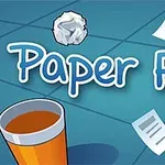 Blåt baggrundsbillede med teksten Paper Flick, et krøllet papir, flyvende papirer, en kop og en ventilator