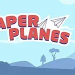 Rød tekst PAPER PLANES med papirfly og en baggrund af blå landskabssilhuetter og træer