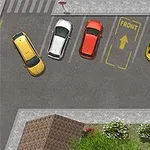 Fire biler parkeret i en lille parkeringsplads ved siden af en græsplæne og fortov