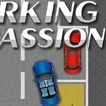 To biler parkeret i en parkeringsbås ved siden af et fortov med en træbevoksning, set ovenfra