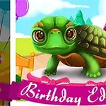 En tegnet skildpadde med store øjne står på en pink platform med teksten Birthday Edition foran et eventyrhus og farverige balloner i baggrunden
