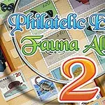 Et forstørrelsesglas, frimærker med dyremotiver og en fyldepen med teksten Philatelic Escape Fauna Album 2