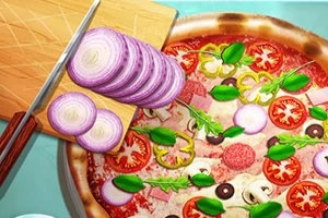 En pizza med forskellige toppings som tomater, løg, oliven, og basilikumblade ved siden af en skærebræt med skiveskåret rødløg