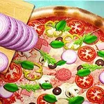 En pizza med forskellige toppings som tomater, løg, oliven, og basilikumblade ved siden af en skærebræt med skiveskåret rødløg