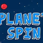 Teksten PLANET SPIN i blå med en rød og en grøn pixel-planet på en stjernehimmel