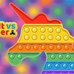 En regnbuefarvet enhjørning formet som et pop-it-legetøj med teksten Pop It vs Spinner mod en farverig, sløret baggrund