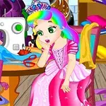 En tegneseriefigur med regnbuefarvet hår og prinsessekjole sidder ved et bord med en symaskine, mens en lilla bog med ansigt står ved siden af