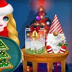 En kvinde med nissehue holder en bakke med en juletræskage, mens en dekoreret krukke med en klokke og en julenissefigur står på et bord ved siden af