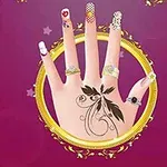 En hånd med forskelligt dekorerede negle, ringe på fingrene og en tatovering på håndryggen, alt sammen inden for en gylden cirkel mod en lilla baggrund