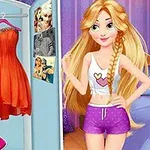 To kjoler på bøjler ved siden af en animeret pige i afslappet tøj med langt blondt hår
