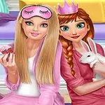 To kvinder i lyserødt hyggetøj med en kanin og en cupcake sidder sammen; den ene bærer en sovemaske og den anden en krone