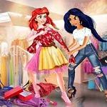 To an unge kvinder står i en butik omgivet af tøj og poser, hvor den ene prøver tøj og den anden holder en bluse