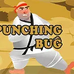 Mand i hvidt kampsportsdragt med sort bælte og rød pandebånd står i kampposition i en ørkenlignende baggrund med teksten Punching Bug overlayet