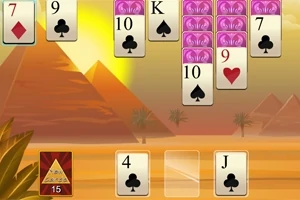 Kortspil på en ørkenscene med pyramider i baggrunden