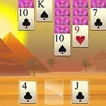 Kortspil på en ørkenscene med pyramider i baggrunden
