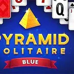 Blå baggrund med en gul pyramide øverst, kortspilskort omkring og teksten PYRAMID SOLITAIRE i gul og BLUE på et rødt banner