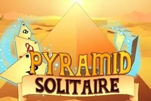 Store pyramider i ørkenen med svævende spillekort og teksten Pyramid Solitaire