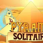 Store pyramider i ørkenen med svævende spillekort og teksten Pyramid Solitaire