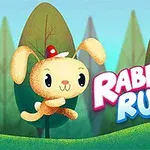 En tegnet kanin med en rød hat hopper foran teksten Rabbit Run i en skov med store træer i baggrunden