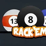 Tre biljardkugler med tallene 13, 8 og 2, samt teksten Rack Em foran dem