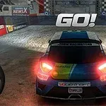 Rally Point En racerbil er klar til start på en grusvej med en stor GO!