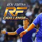 To fodboldspillere i blå trøjer ses på en fodboldbane i bevægelse med teksten Real Football RF Challenge i øverste venstre hjørne