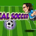 To an animerede fodboldspillere i rødt og blåt står overfor hinanden på en fodboldbane med teksten Real Soccer imellem dem