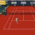To spillere på en rød tennisbane med publikum i baggrunden, set i fugleperspektiv