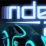 Tekstlogoen rider 2 i blå neonfarver med futuristiske motorcykler i blå og orange baggrund