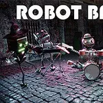 Robotband spiller musik på en brostensbelagt gade med instrumenter som trommer, keyboard og guitar under skiltet Robot Band