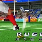 En rugbyspiller iført røde sokker sparker en bold mod målstolper på en fyldt stadion med en stor tilskuertribune i baggrunden