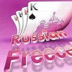 En stak spillekort med et konge spar foran, en russisk katedral i baggrunden, og teksten Russian Freecell i 3D-stil på en lyserød baggrund