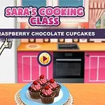Tegneseriefigur i køkken omgivet af farverige skabe med en tallerken raspberry chokolade cupcakes foran