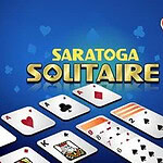 Spillekort er spredt på en blå baggrund med ordet Saratoga Solitaire i gule bogstaver