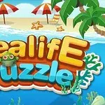 Tropisk strandtema med palmer, parasoller, stjerner og teksten Sealife Puzzle